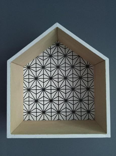 Sada 3 drevených poličiek / domčekov s geometrický,