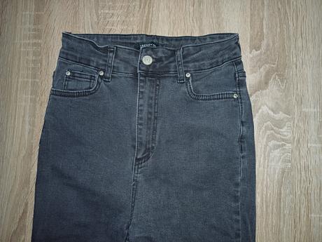 Čierne rifle s vysokým pásom, 36