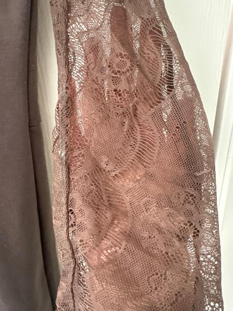 Čipkované šaty, 38