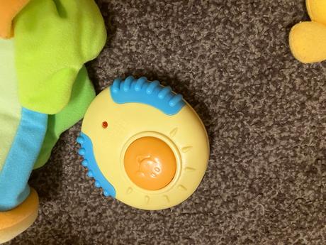 Kolotoc na postieľku chicco s ovládačom, 