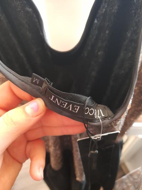 Zlatočierne šaty, m