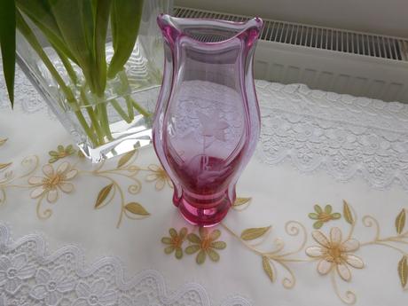 Alexnadritové hútni sklo s růži výška 27,5 cm, 