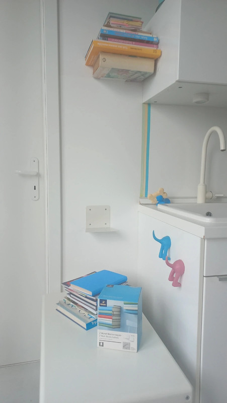 Neviditeľná polička na knihy,