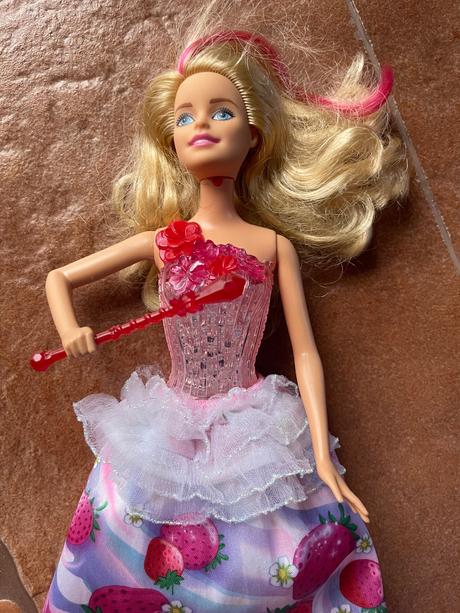 Barbie jahodové saty, 