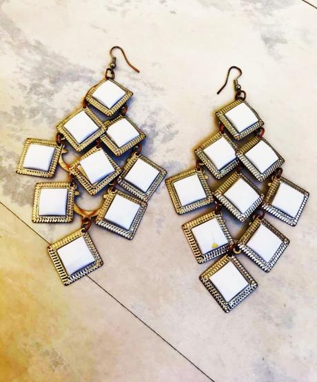 Výrazné visiace náušnice,