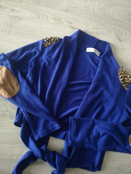 Krátky svetrík s aplikáciou na ramenách, 