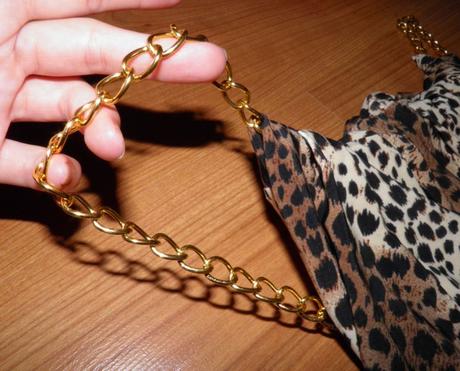 Luxusné leopardie šaty na zlaté ramienká, s