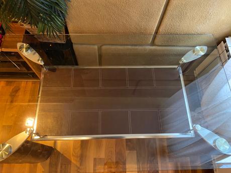 Sklenený kožený stôl, 