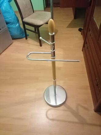 Vešiak na veci už aj s poštou,