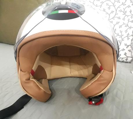 Predám dámsku motocyklovú prilbu "m", 