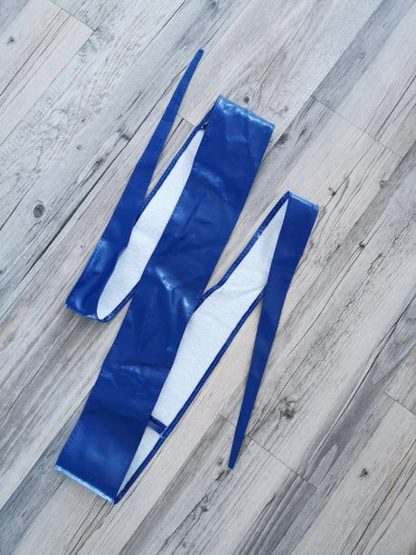 Modrý koženkový opasok na viazanie,