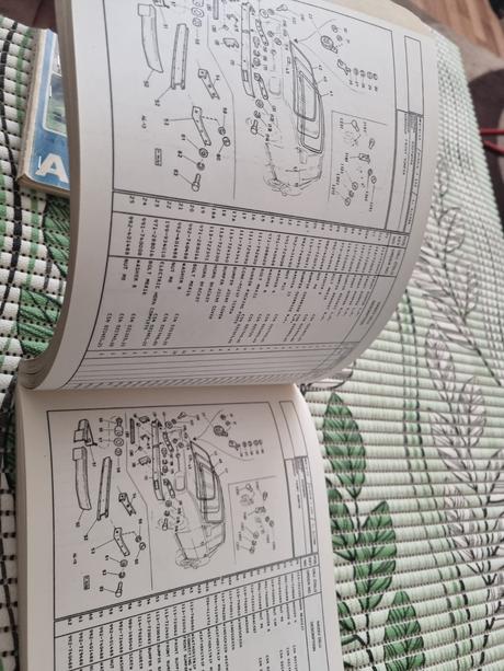 Kniha o škodovkach z r.1983,