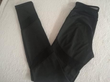 Legíny so sieťovanými výrezmi, s