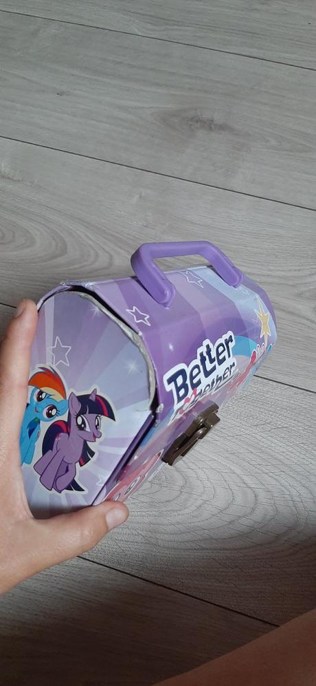 Rozne ruksasy a kufriky,