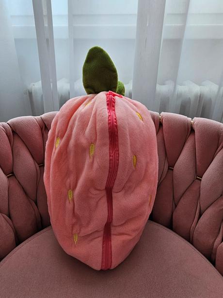 Plyšový zajac v jahode,