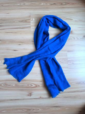 Modrý teplý šál,