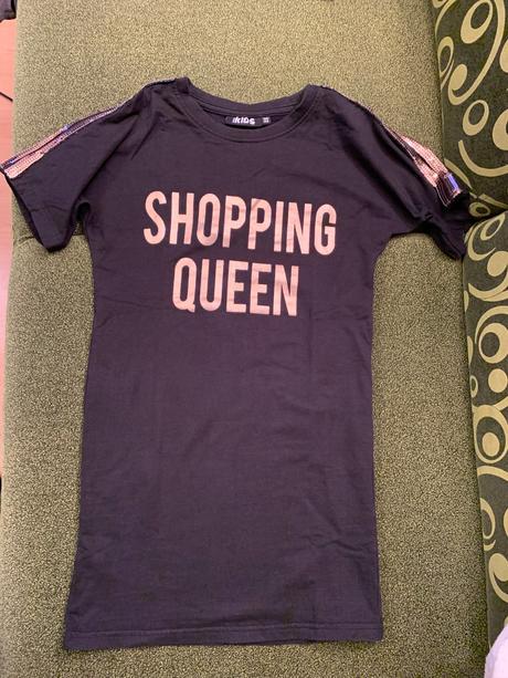 Šaty s nápisom, 134