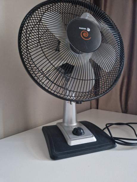 Stolný ventilátor 50 hz/ 45 w / výška 50cm, fagor