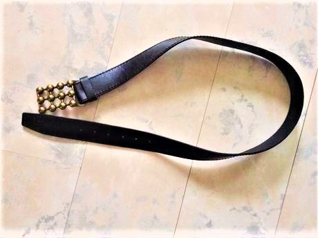 Opasok s mosadznou sponou,