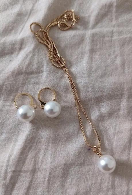 Dámsky set v zlatej farbe s umelými perlami, 