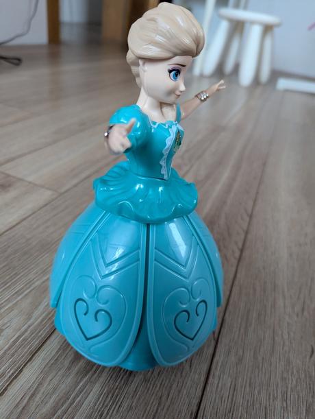 Svietiaca, hrajuca a tancujuca elza, 