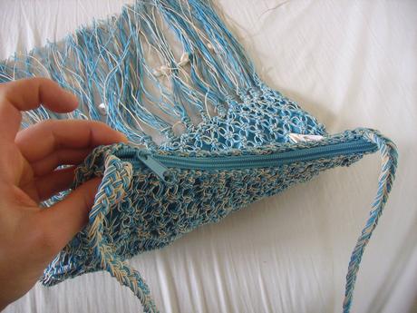 Modrá háčkovaná kabelka s mušľami a strapcami, 