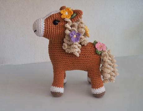 Háčkovaný koník 22 cm, 