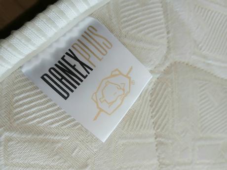 Krásna posteľ s dreveným roštom a novým matracom, šírka (cm): 90,dĺžka (cm): 200