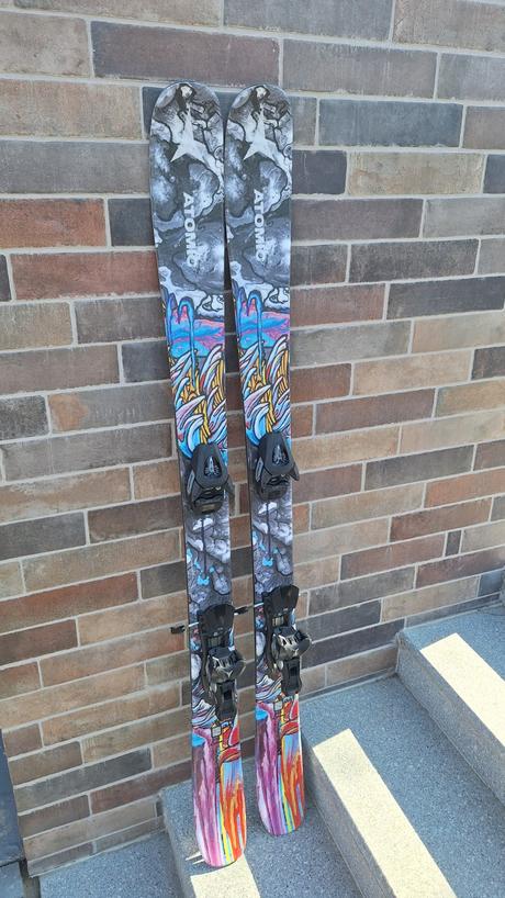 Freeride lyže atomic bent jr 140 cm velmi zachoval, atomic,140-149 cm