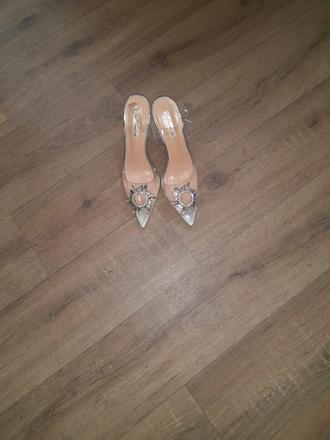 Priesvitné lodičky, 39