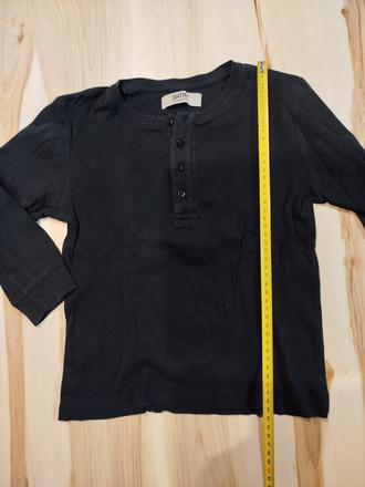 Čierne tričko so zapínaním, 110