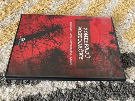 Dvd zomierajú postojačky,