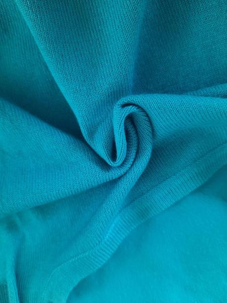 Sveter s ozdobnými gombíkmi, s