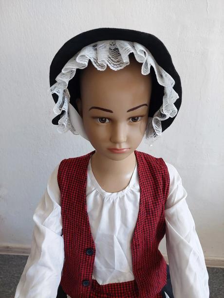 Dievčatko v kroji komplet kostým veľ.110-116,