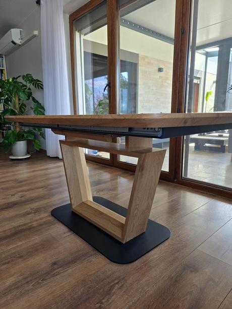 Rozkladací stôl + 5 sivých a 1 ružová stolička, 