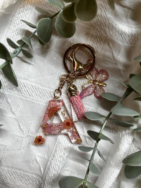 Ručne vyrobené živicové kľúčenky, 