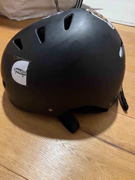 Prilba na skejt a kolobezku, s