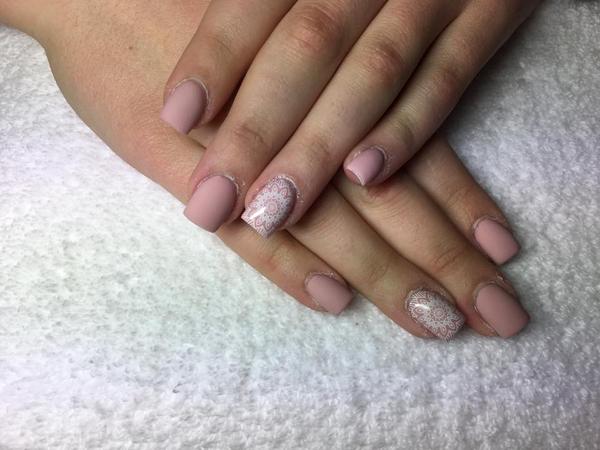 Hľadám modelku mám modelovanie nechtov