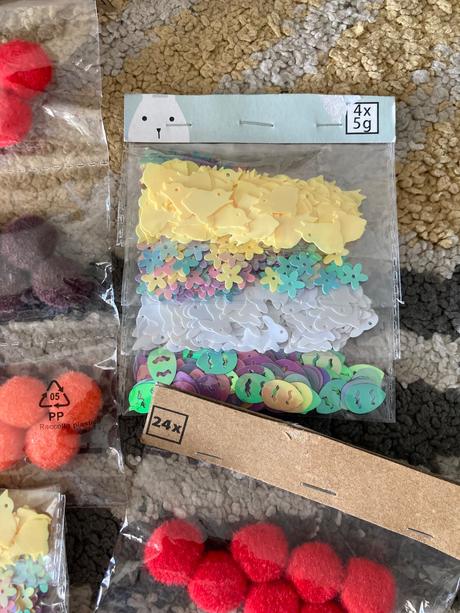 Plyšové guličky a trblietky na tvorenie, 