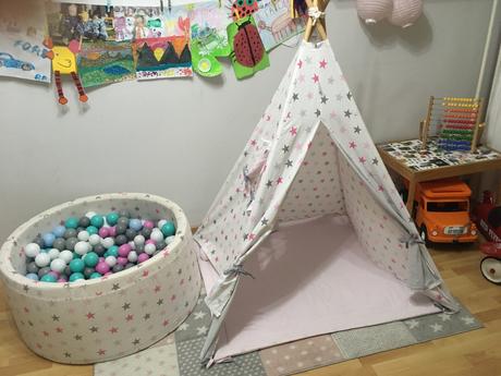 Tee-pee stan, bazen s gulickami a koberec, 