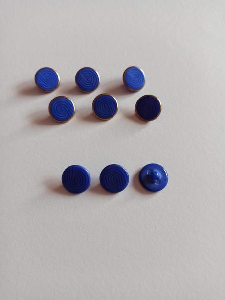 Modré gombíky s očkom,