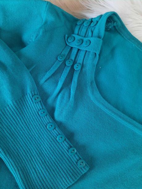 Sveter s ozdobnými gombíkmi, s