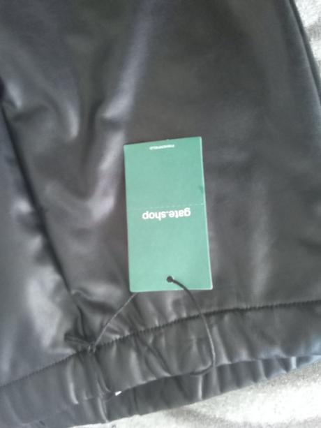 Čierne koženkové leginy, 146