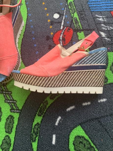 Krasne žiarivé sandalky, balada,39