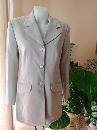 Kvalitný nohavicový kostym, s