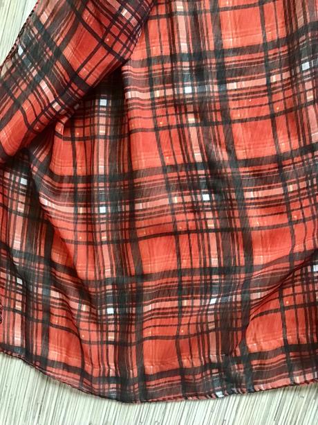 Kockovaný tenký sal,