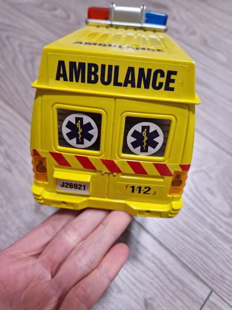 26de_policajne auta a sanitky,