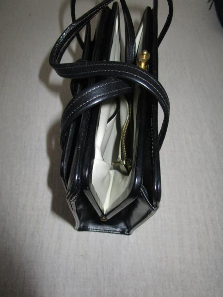 3123. čierna kabelka,