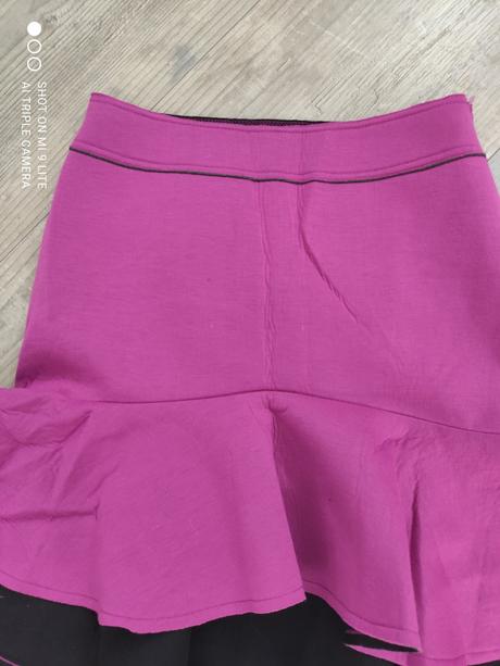 Ruzovo-fialova sukna, s