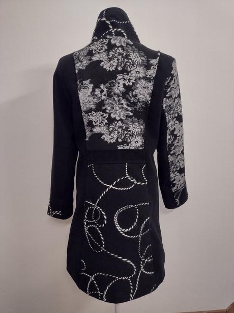 Vyšívaný kabát, s